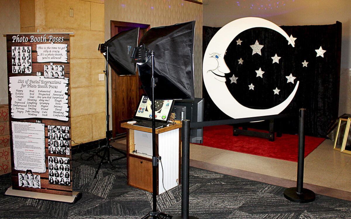 Cabina de fotos 360 con backdrop de luna y estrellas para fiestas en Boyacá