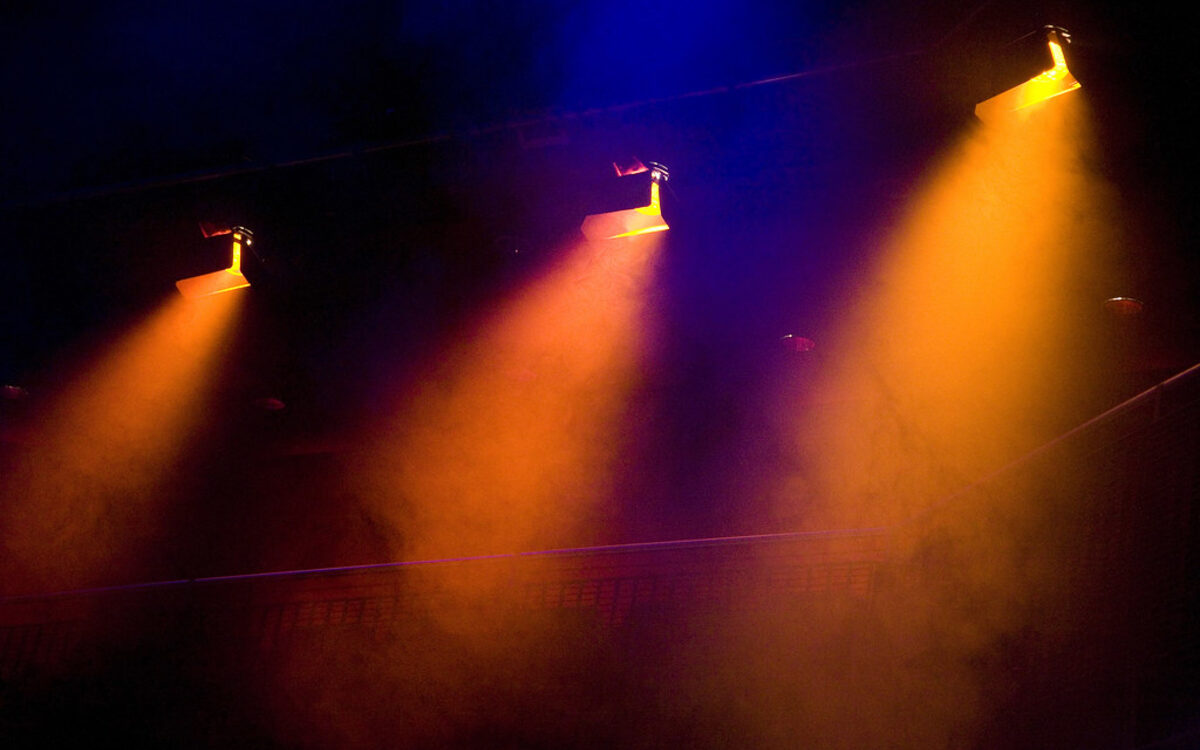 Luces de colores de chiquiteca infantil en una fiesta en Boyacá