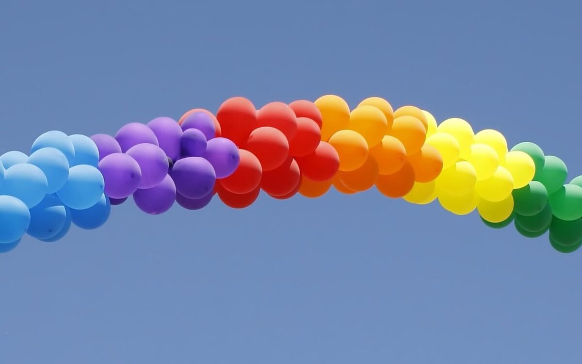 Arco de globos de colores para decoración de fiesta infantil en Boyacá