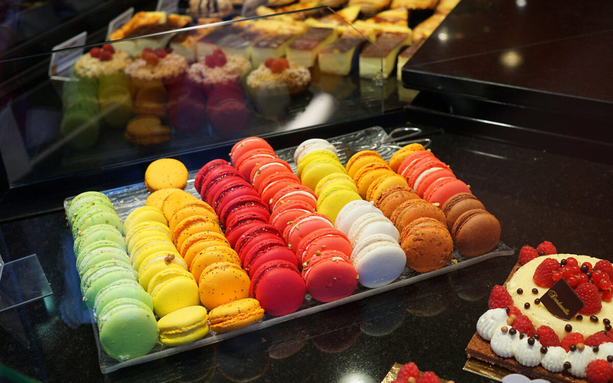 Mesa de dulces y postres de colores para fiesta infantil en Boyacá