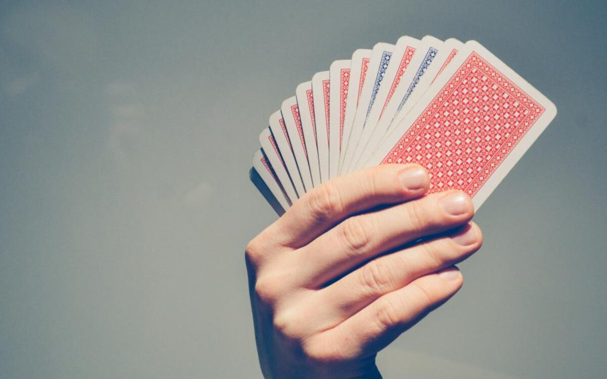 Mago haciendo trucos de cartas en un cumpleaños infantil